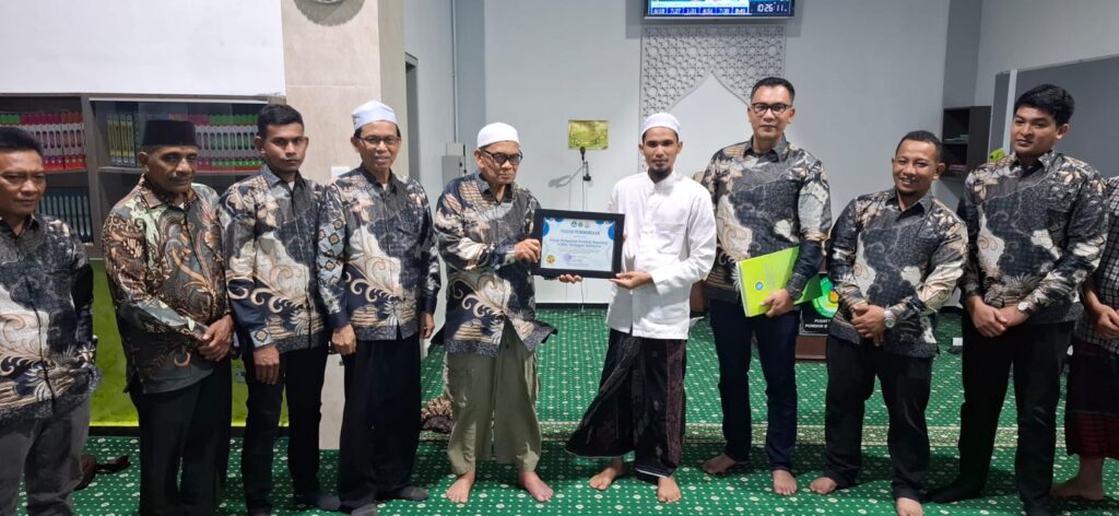 Foto bersama serah terima plakat penghargaan 